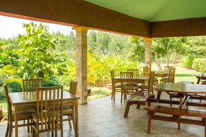 Outdoor dining - Kabalega Resort (Masindi)