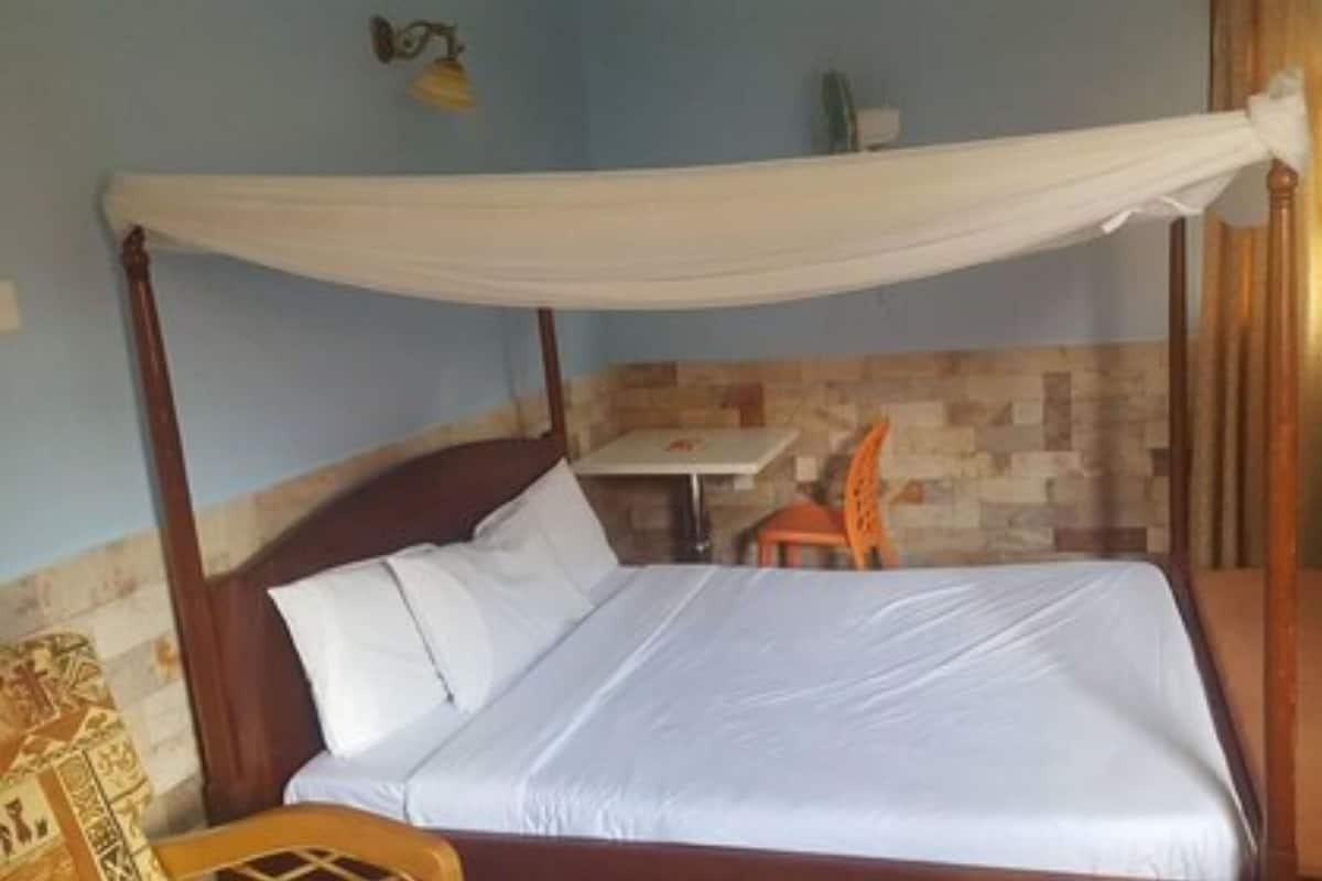1 bedroom, bed sheets