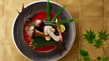 Un tazón de comida con varios ingredientes sobre una superficie con textura.