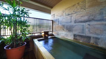 Twin kamer | 1 slaapkamer, een kluis op de kamer, een bureau, gratis wifi