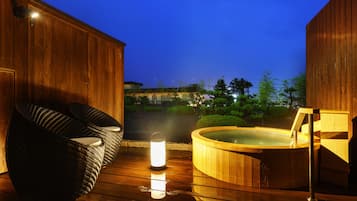 ห้องทวิน (Open-air bath with Terrace) | ห้องน้ำ | ฝักบัวในอ่างอาบน้ำ, ของใช้ในห้องน้ำฟรี, ไดร์เป่าผม, โถสุขภัณฑ์แบบบิเดท์