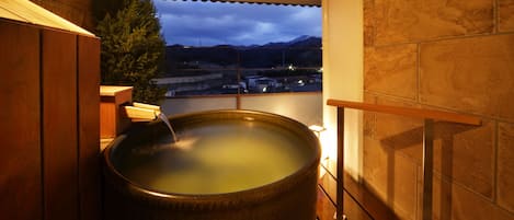 Traditionele kamer (Japanese Style with Open-air bath) | Badkamer | Een bad/douchecombinatie, gratis toiletartikelen, een haardroger