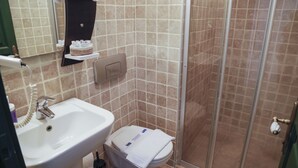A bathroom with a sink, toilet, and shower. - Apaz Alacati Hotel (Cesme)