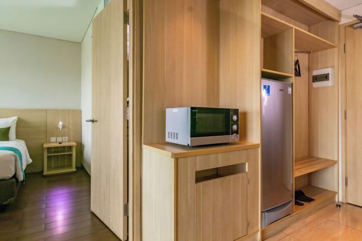 Desk, laptop workspace, free WiFi, bed sheets