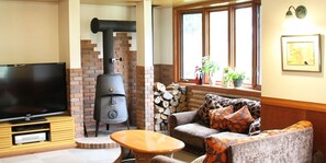 Lobby sitting area - Pension COME (Minamiuonuma)