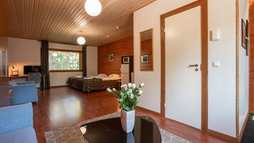 Sea Deluxe Twin Room | Skrivebord, arbejdsområde til bærbare computere, mørklægningsgardiner