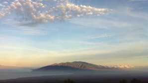 A mountainous landscape with a view of the sea and a clear sky. - Heaven on Earth in Upcountry Maui (Kula)