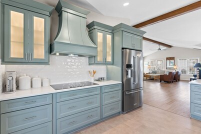 Absolute Bliss Private  4 Bedroom Home by RedAwning