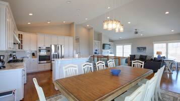 House, 4 Bedrooms | Private kitchen | Fridge, oven, coffee/tea maker, toaster