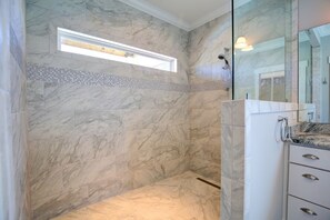 House, 4 Bedrooms | Bathroom | Towels - Absolute Paradise 5 Bedroom Home by RedAwning (Supply)