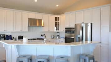 House, 4 Bedrooms | Private kitchen | Fridge, oven, coffee/tea maker, toaster