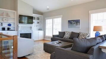 House, 5 Bedrooms | Living area