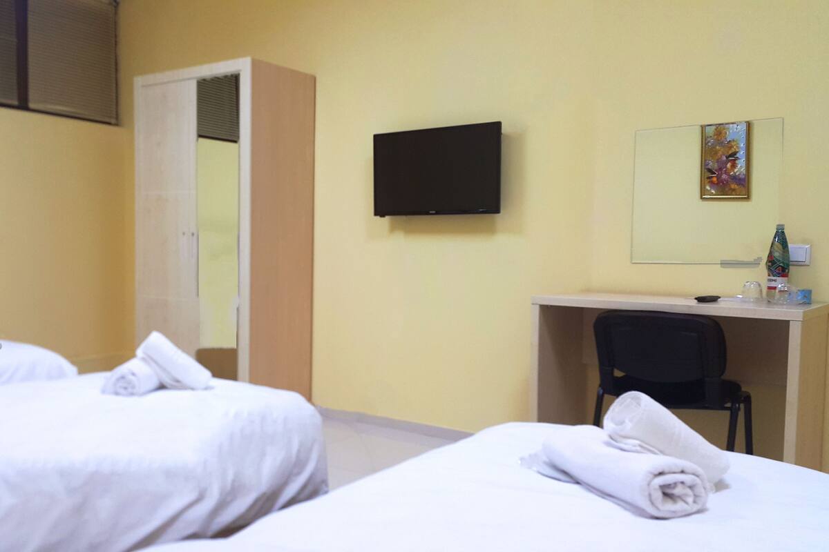 1 habitación, caja de seguridad en la habitación y escritorio