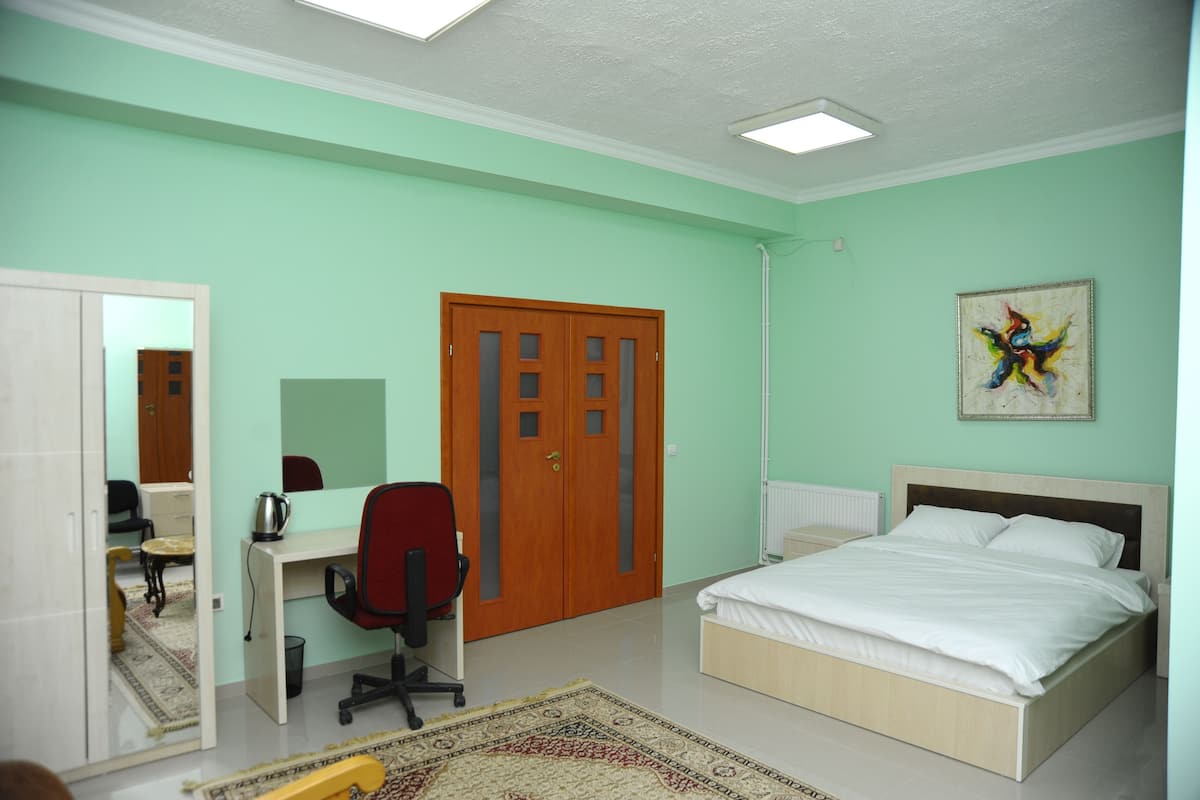 Suite familiar, baño privado | 1 habitación, caja de seguridad en la habitación y escritorio