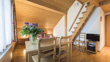 Apartment (Five bed room) | Hypo-allergenic bedding, desk, free cots/infant beds, free WiFi
