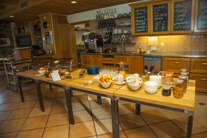 Desayuno de cocina local incluido todos los días