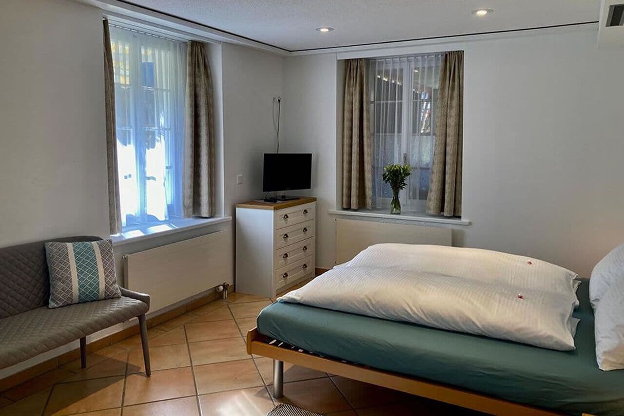 Familienapartment | Allergikerbettwaren, Schreibtisch, kostenlose Babybetten