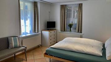 Familienapartment | Allergikerbettwaren, Schreibtisch, kostenlose Babybetten