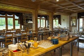 Desayuno con opciones de la cocina local incluido todos los días 