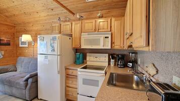 Studio | Private kitchen | Full-sized fridge, microwave, coffee/tea maker, cookware/dishes/utensils