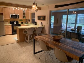 Maison, 2 chambres | Cuisine privée | Micro-ondes, four, cafetière/bouilloire