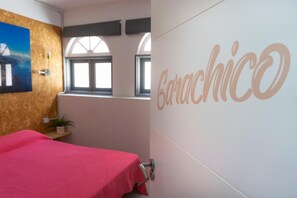 Blackout drapes, free WiFi, bed sheets - Tenerife Experience Hostel (Santa Cruz de Tenerife)