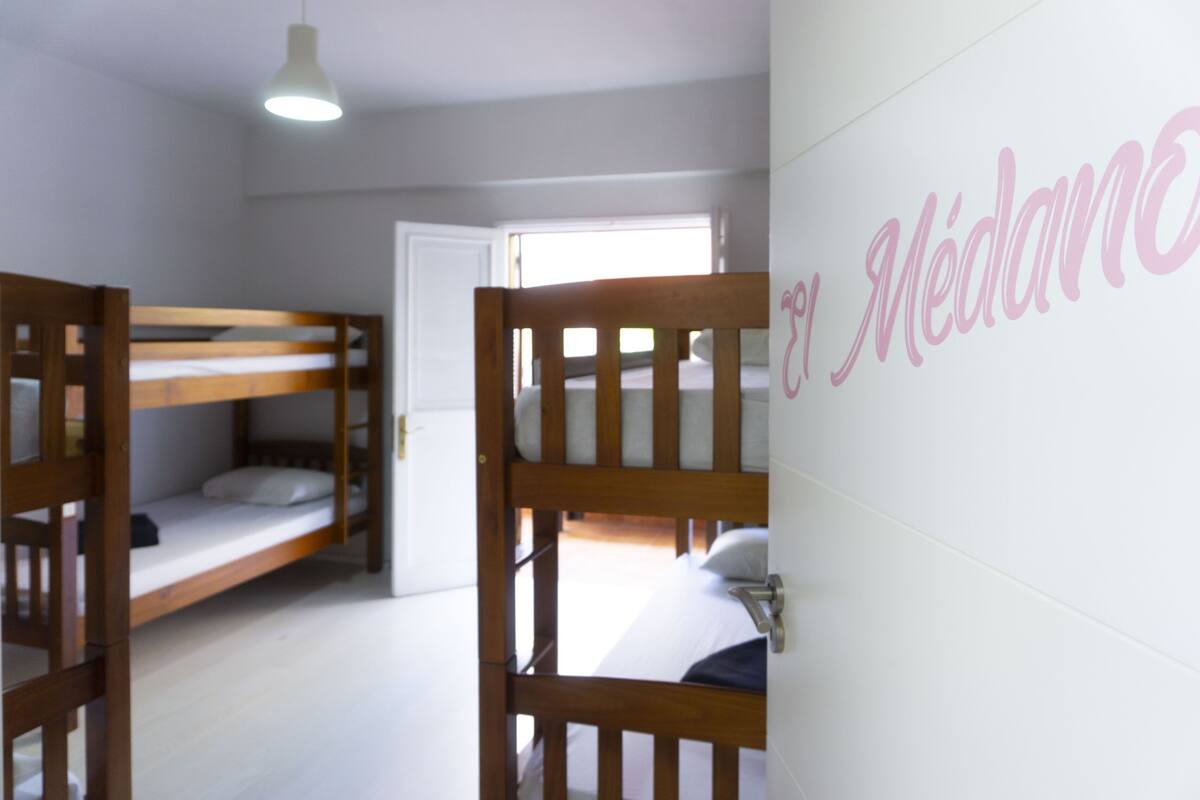 Slaapzaal, gemengd, gemeenschappelijke badkamer (6 beds) | Verduisterende gordijnen, gratis wifi, beddengoed