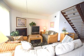 Appart'hôtel, 3 chambres | Coin séjour | Télévision