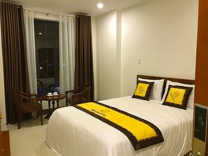 Standard Room, Mountain View | Minibar, desk, free WiFi