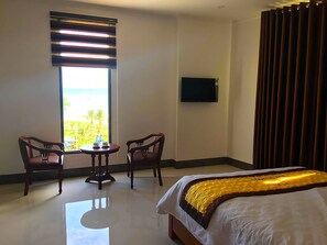 Minibar, escritorio y wifi gratis