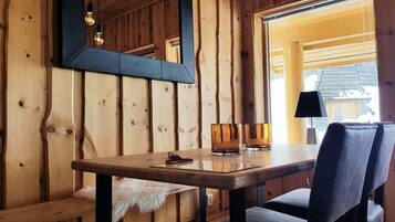 Basic-Apartment, 1 Schlafzimmer, Bergblick | 2 Schlafzimmer, Verdunkelungsvorhänge, Bügeleisen/Bügelbrett