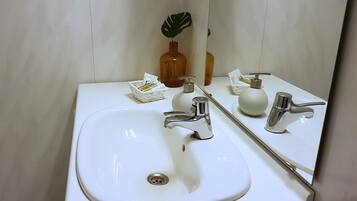 Basic-Apartment, 2 Schlafzimmer, Bergblick | Badezimmer | Dusche, kostenlose Toilettenartikel, Haartrockner, Handtücher