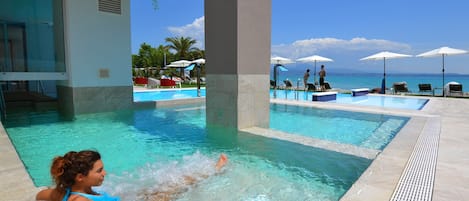 Piscine couverte, 2 piscines extérieures, parasols de plage