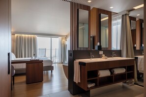 Junior Suite Wellness, vista Lago | Minibar, Zimmersafe, Schreibtisch, laptopgeeigneter Arbeitsplatz