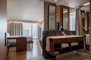  Junior Suite Wellness, vista Lago | Minibar, una cassaforte in camera, una scrivania, postazione laptop