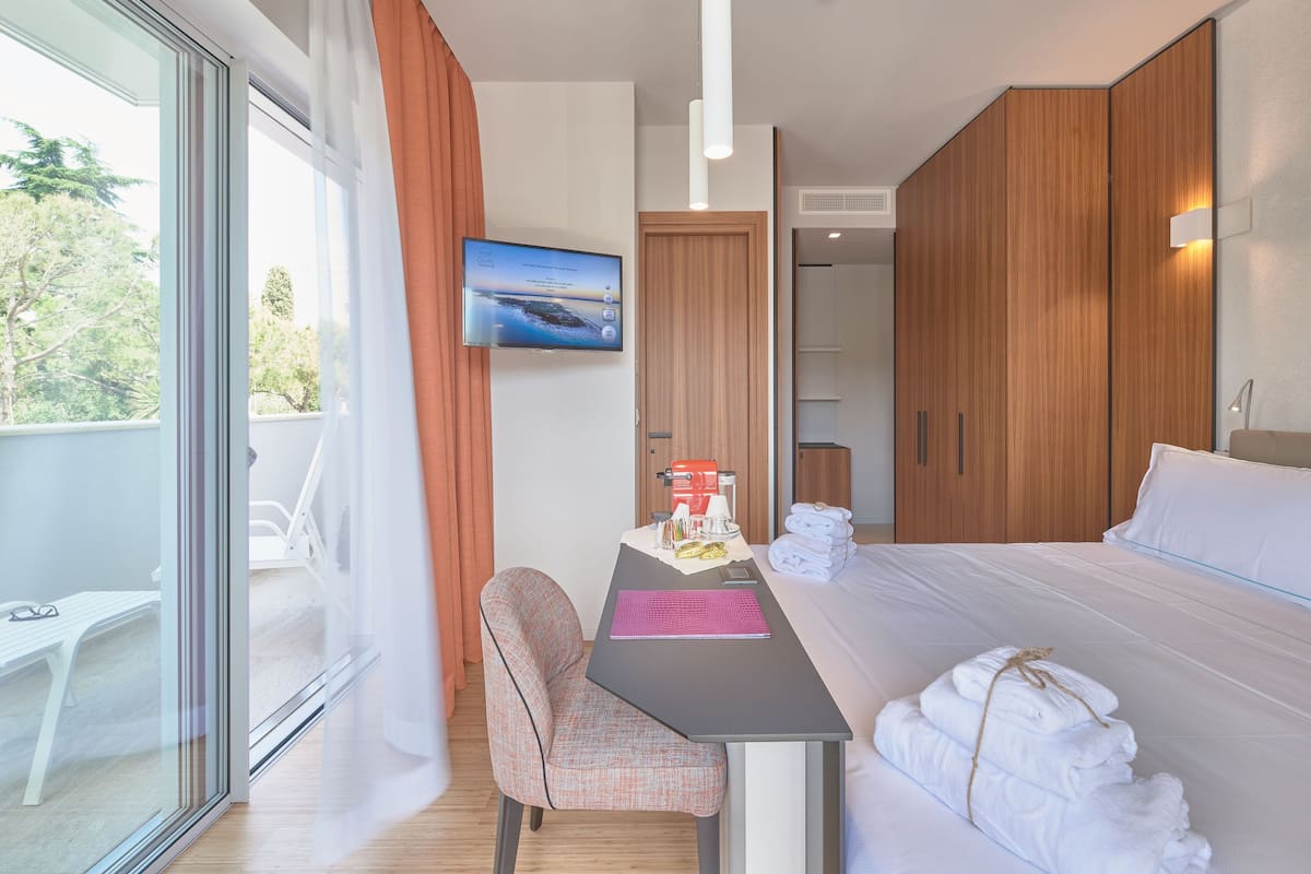 Classic Double Room (free access SPA) | Peralatan tempat tidur premium, tilam berlapik, bar mini