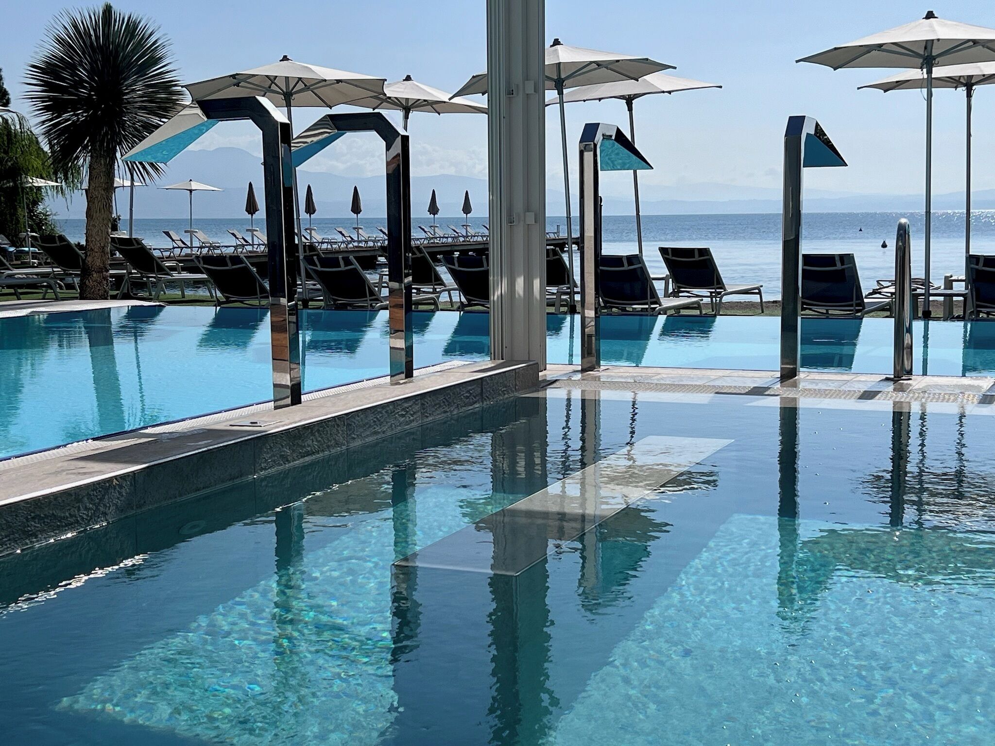 Innenpool, 2 Außenpools, Sonnenschirme, Liegestühle