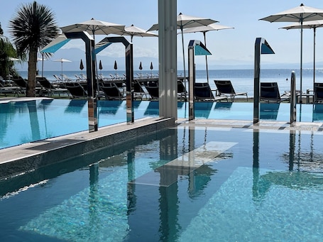 Indoor pool, outdoor pool, pool umbrellas, pool loungers. Hotel Ocelle Thermae & Spa - Adults Only