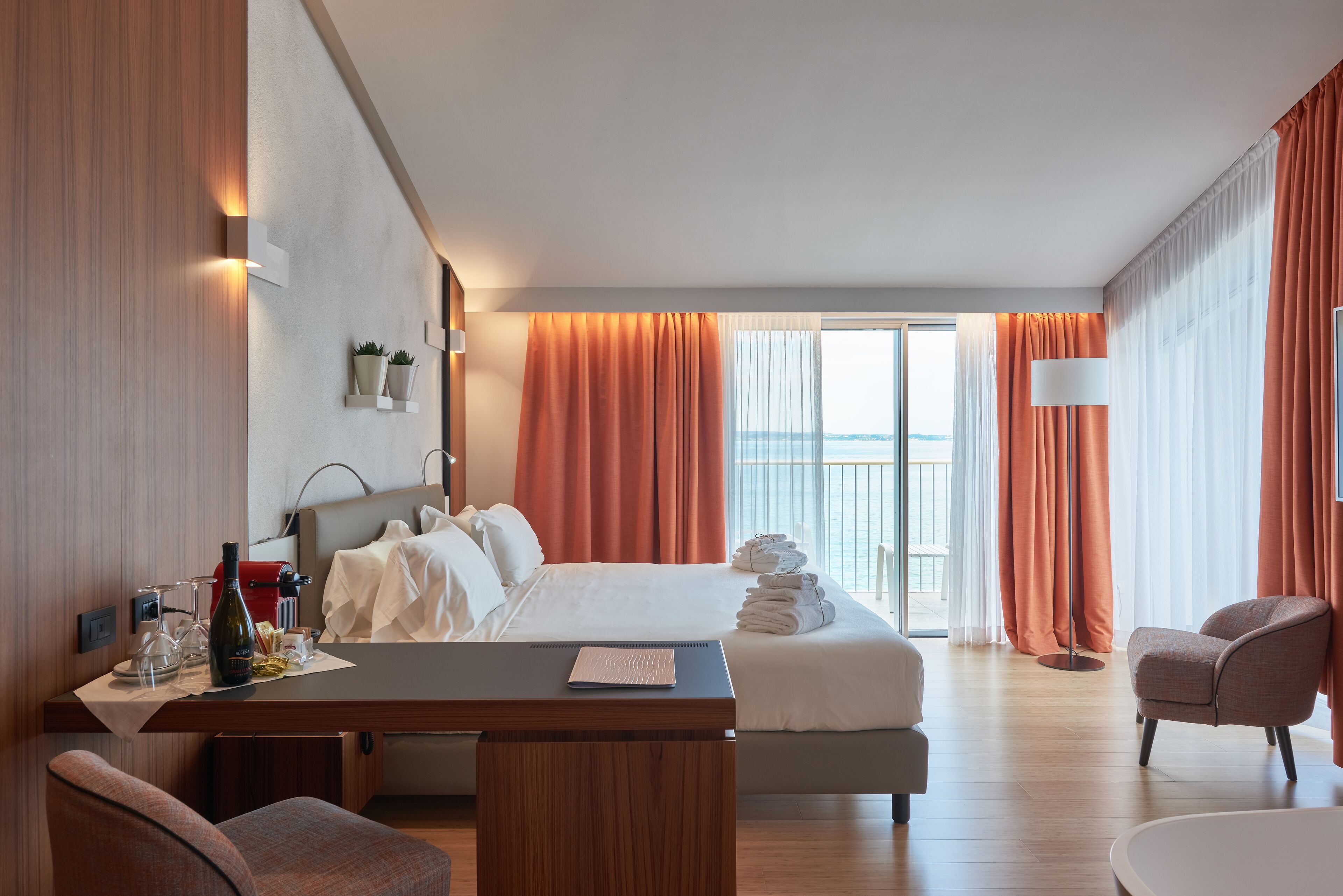 小型开间套房 (free access SPA) | 高档床上用品、加厚床垫、迷你吧、客房内保险箱