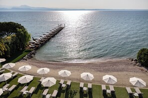 Privatstrand, Liegestühle, Sonnenschirme