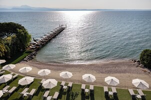 Spiaggia privata, lettini da mare, ombrelloni