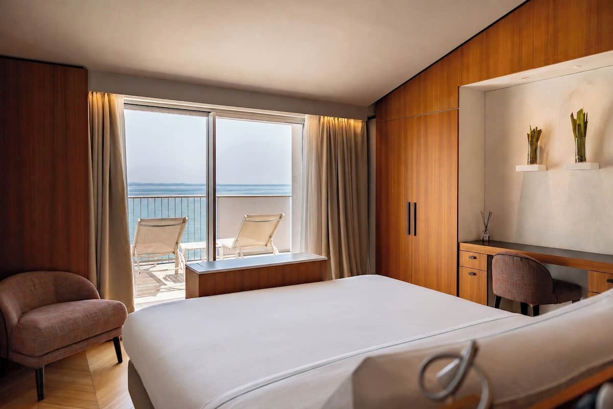 Executive Suite | Minibar, in-room safe, desk, laptop workspace
