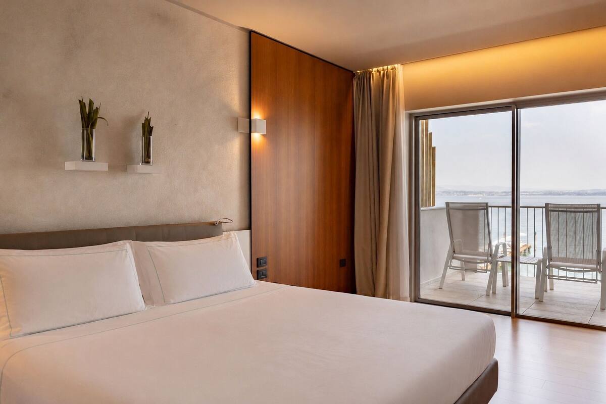 Junior Suite, vista Lago | Minibar, in-room safe, desk, laptop workspace