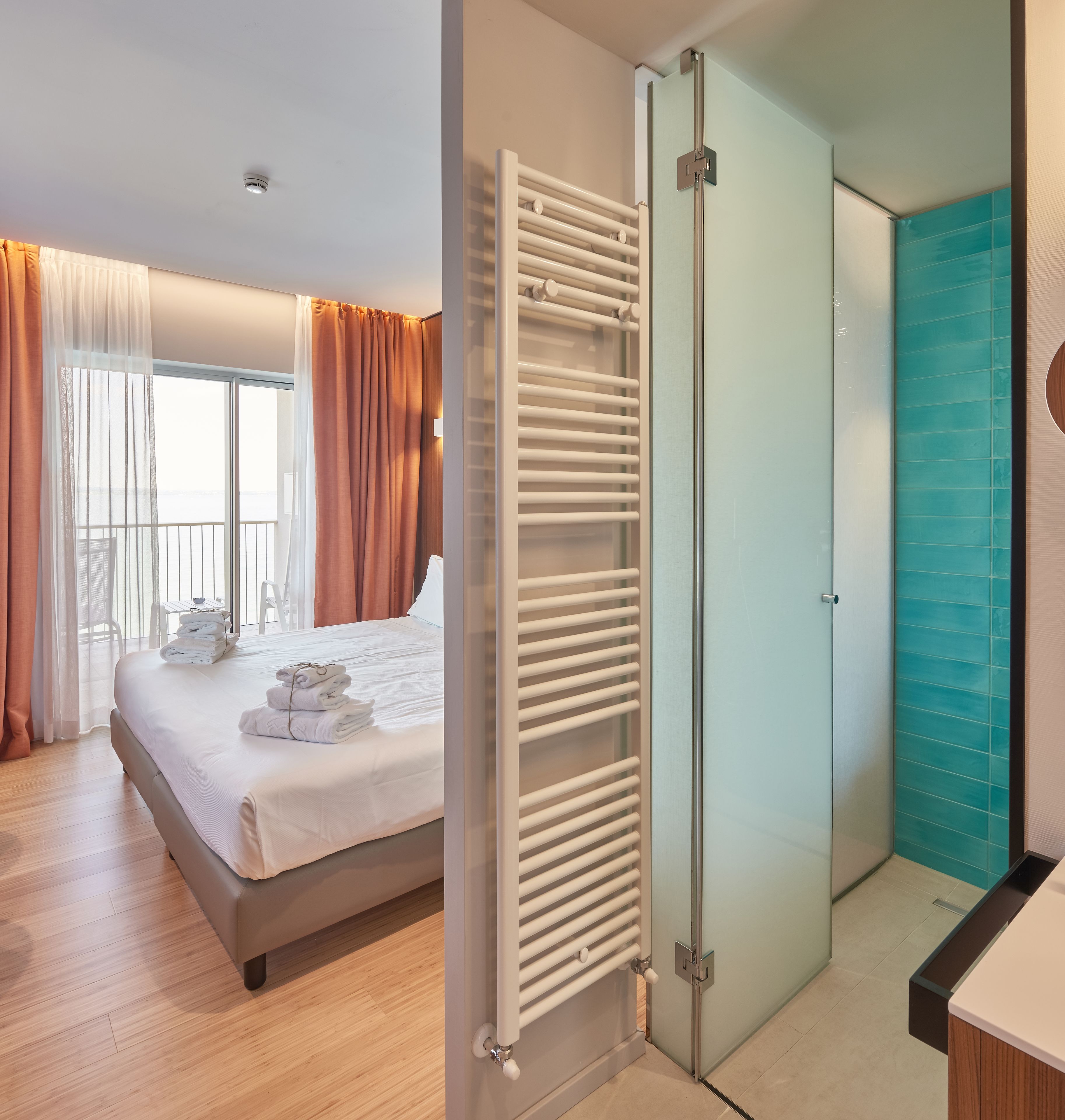 Suite, Lake View (free access SPA) | Peralatan tempat tidur premium, tilam berlapik, bar mini 