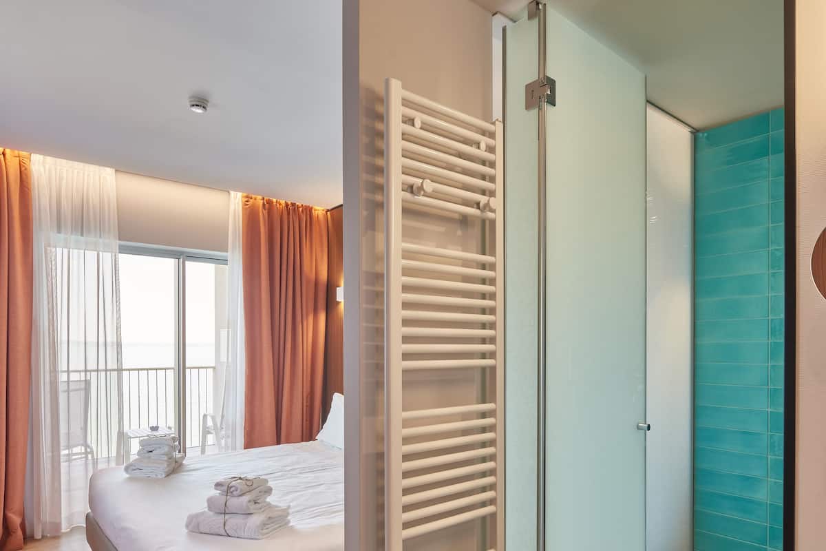 Suite, Lake View (free access SPA) | Peralatan tempat tidur premium, tilam berlapik, bar mini