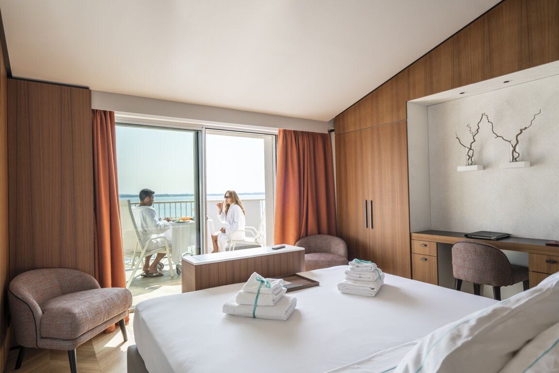 行政套房 (free access SPA) | 高档床上用品、加厚床垫、迷你吧、客房内保险箱