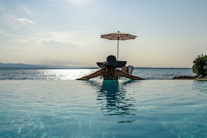 Indoor pool, outdoor pool, pool umbrellas, pool loungers - Hotel Ocelle Thermae & Spa - Adults Only (Sirmione)