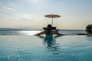 Piscina coperta, piscina all'aperto, ombrelloni da piscina, lettini