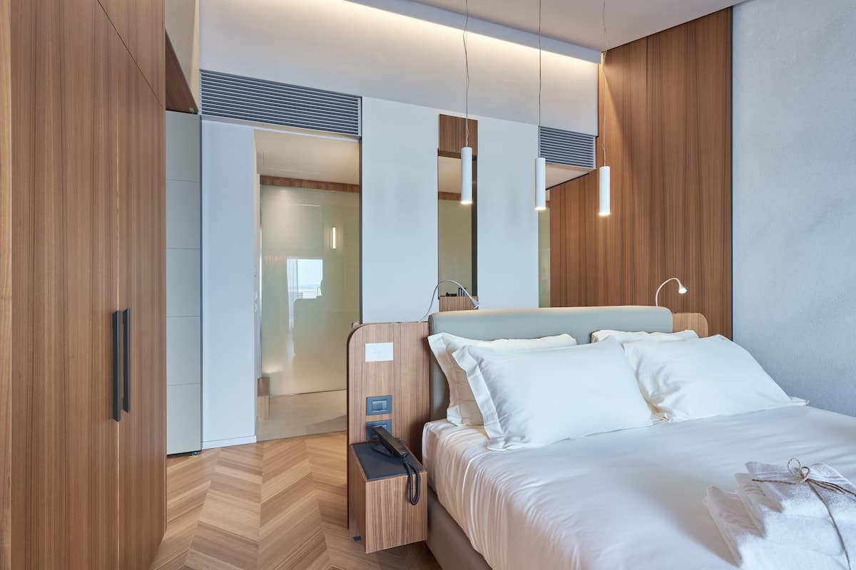Executive Suite (free access SPA) | 1 bedroom, premium bedding, pillow-top beds, minibar