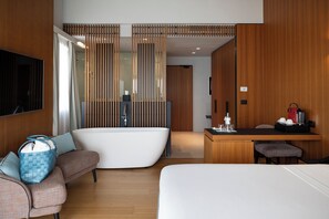  Junior Suite Wellness, vista Lago | Minibar, pengeskab på værelset, skrivebord